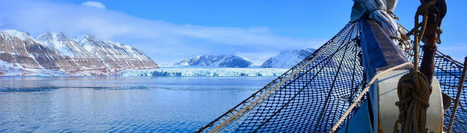 Skitouren auf Spitzbergen vom Schiff im Fjord