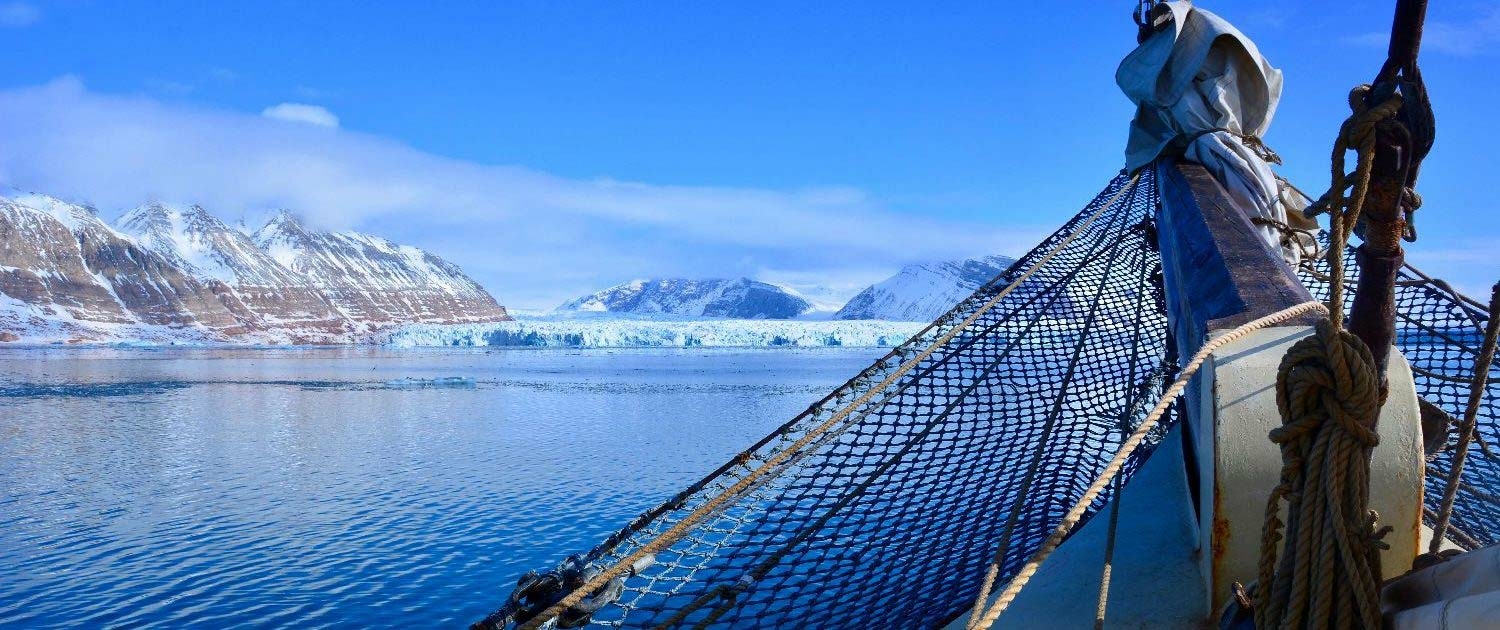 Skitouren auf Spitzbergen vom Schiff im Fjord