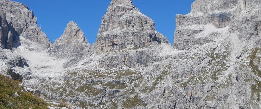 Spetkuläre Ausblicke auf die Brenta Dolomiten bei der Alpenüberquerung von Meran zum Lago di Molveno