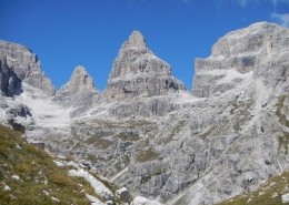 Spetkuläre Ausblicke auf die Brenta Dolomiten bei der Alpenüberquerung von Meran zum Lago di Molveno