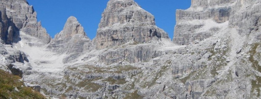 Spetkuläre Ausblicke auf die Brenta Dolomiten bei der Alpenüberquerung von Meran zum Lago di Molveno