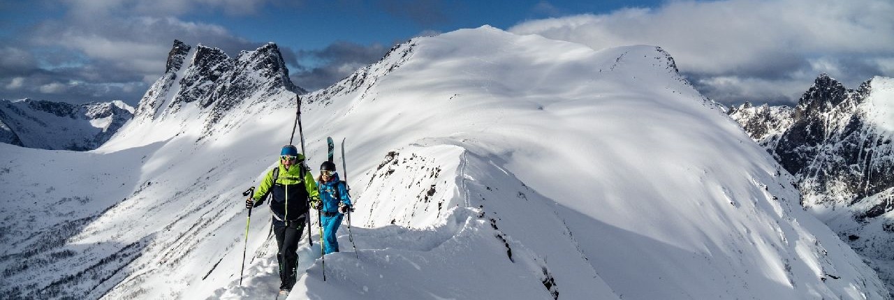 Mit die Tourenski über den steilen Grat auf Senja in Norwegen