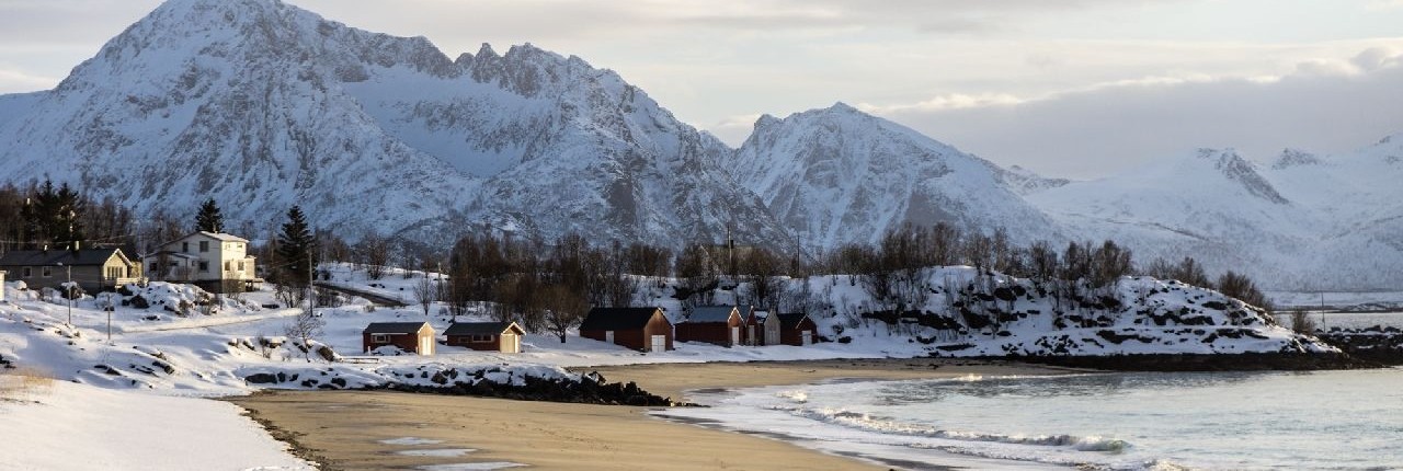 Hamn auf Senja befindet sich direkt am Hafen und hat einen hübschen Strand zu bieten.