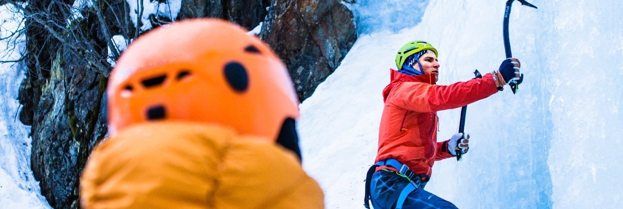 Pickeltechnik im Eiskletterkurs lernen