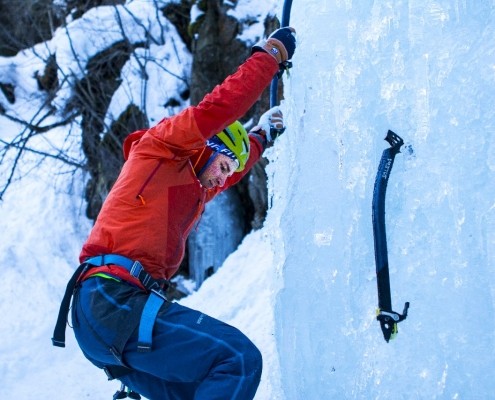 Eisklettern am gefrorenen Wasserfall lernen