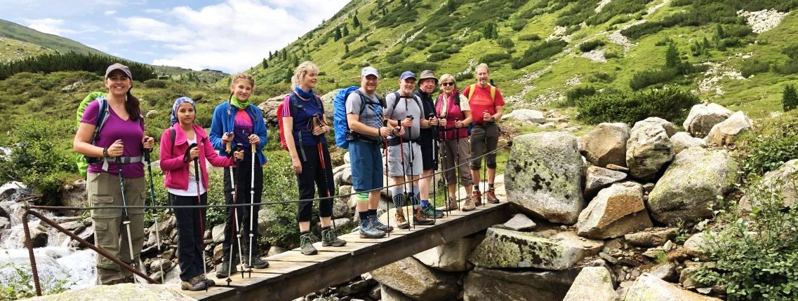 Gruppenbild auf einer einsamen Brücke während der Alpenüberquerung Tegernsee-Sterzing