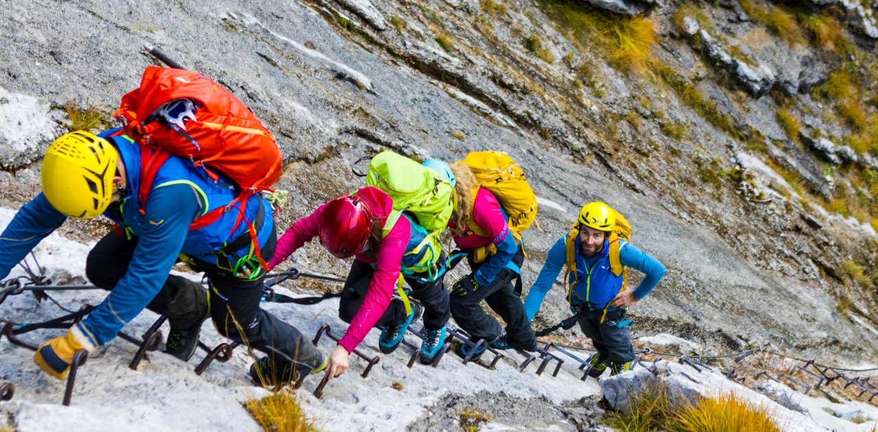 Entlang von Stufen und Tritten am Höllental Klettersteig