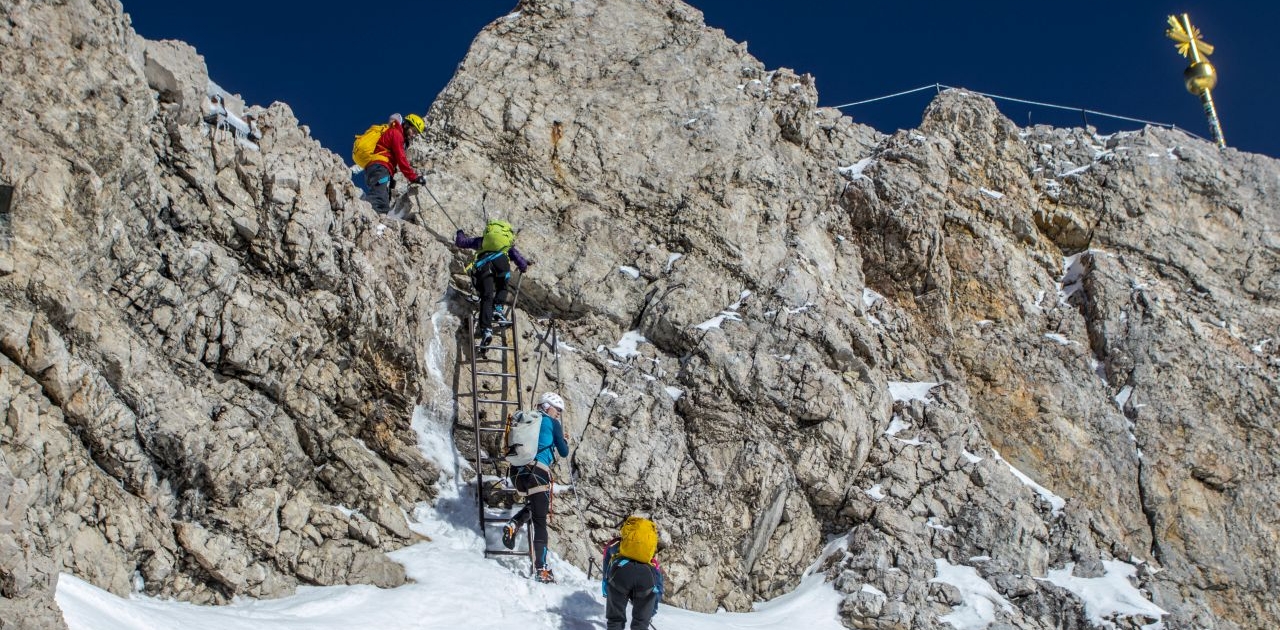 Es erfolgt der Abstieg zur Bahn vom Zugspitz-Gipfel