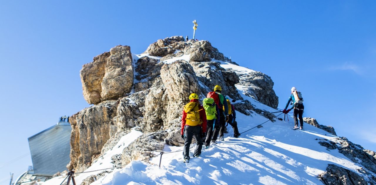 Nur noch wenige Meter bis zum Gipfel der Zugspitze